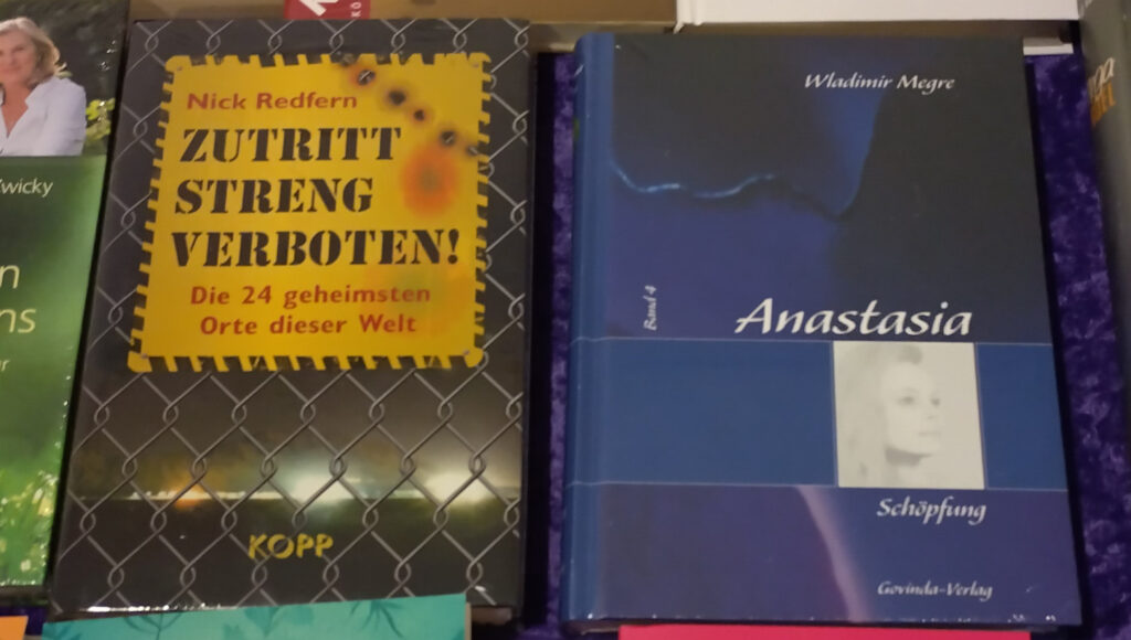 Ein Buch des Kopp Verlags neben Band 4 der Anastasia-Reihe, Oldenburg, 30.07.2023.